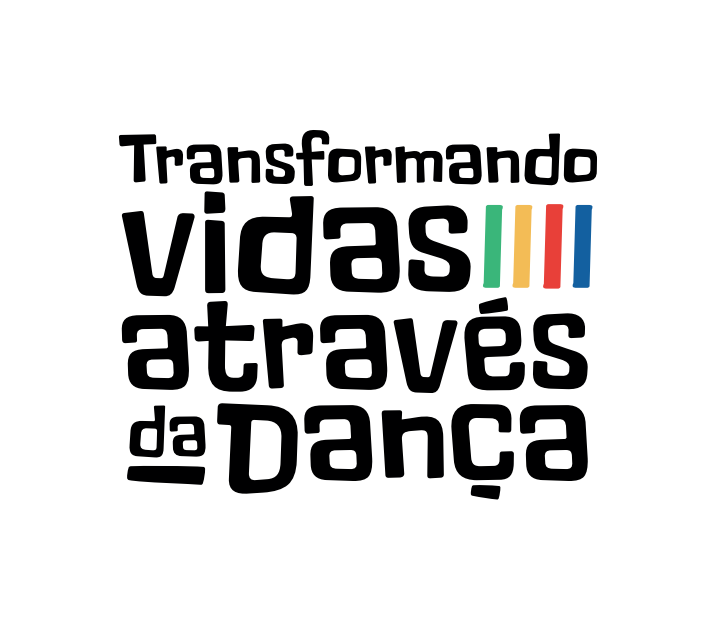 Crianças dançando em um palco, sorrindo e se divertindo.